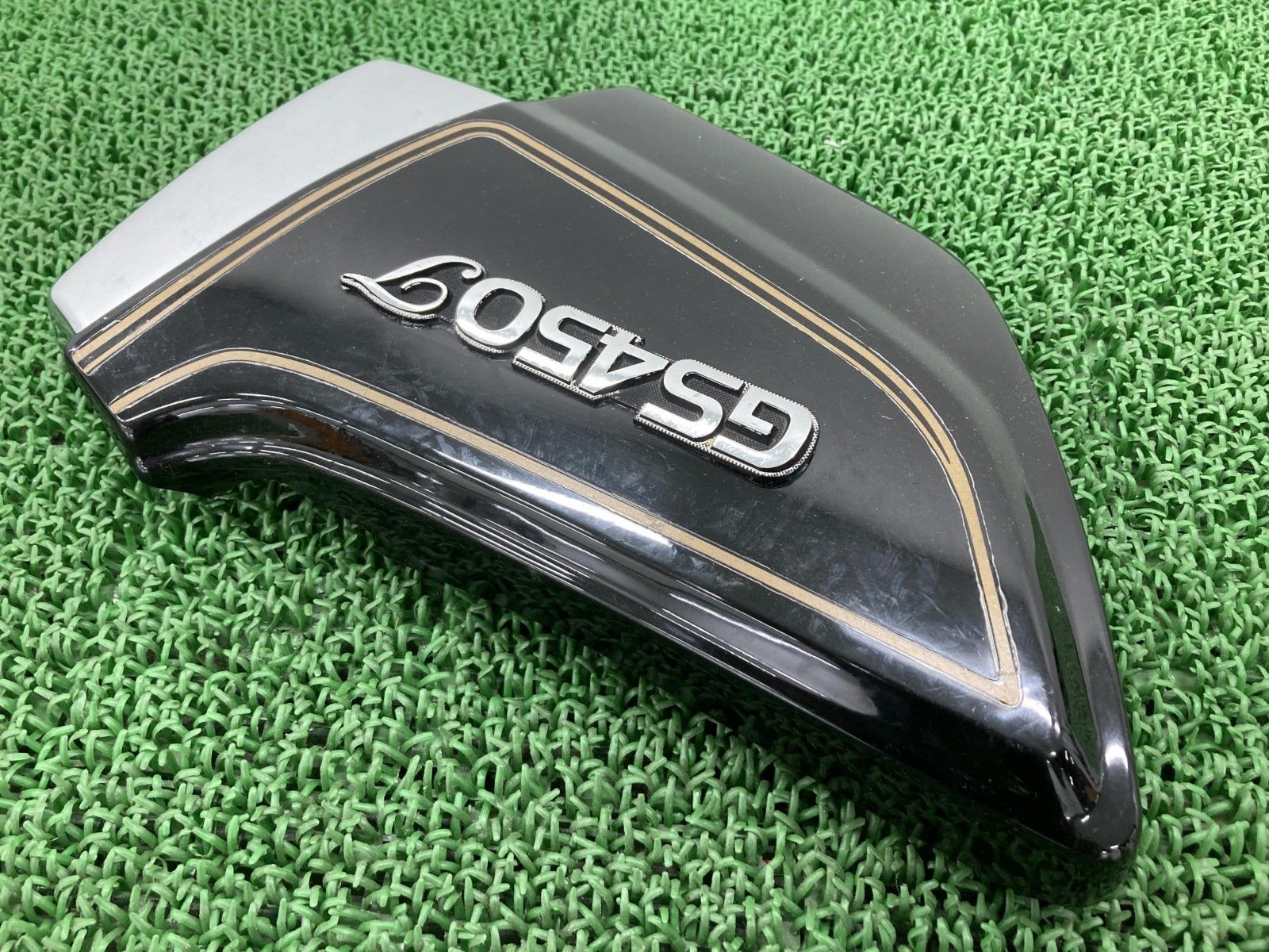 GS450T サイドカバー 右 黒 47111-44300 スズキ 純正 バイク 部品 エンブレム 修復素材に コケキズ無し 車検 Genuine 【中古】 88 GS450T サイドカバー 右 黒 47111-44300 スズキ 純正 バイク 部品