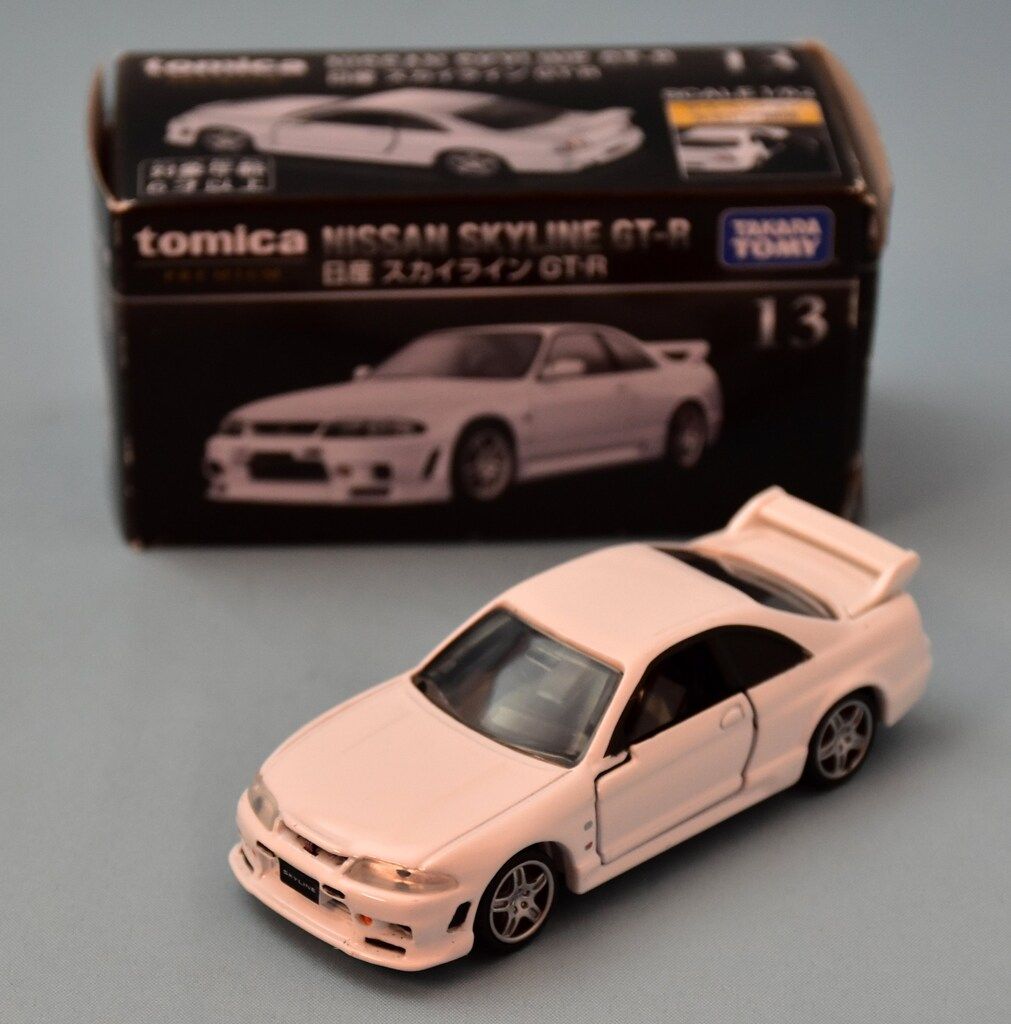 タカラトミー トミカプレミアム/ベトナム製 新パッケージ 日産 スカイライン GT-R（R33） 13