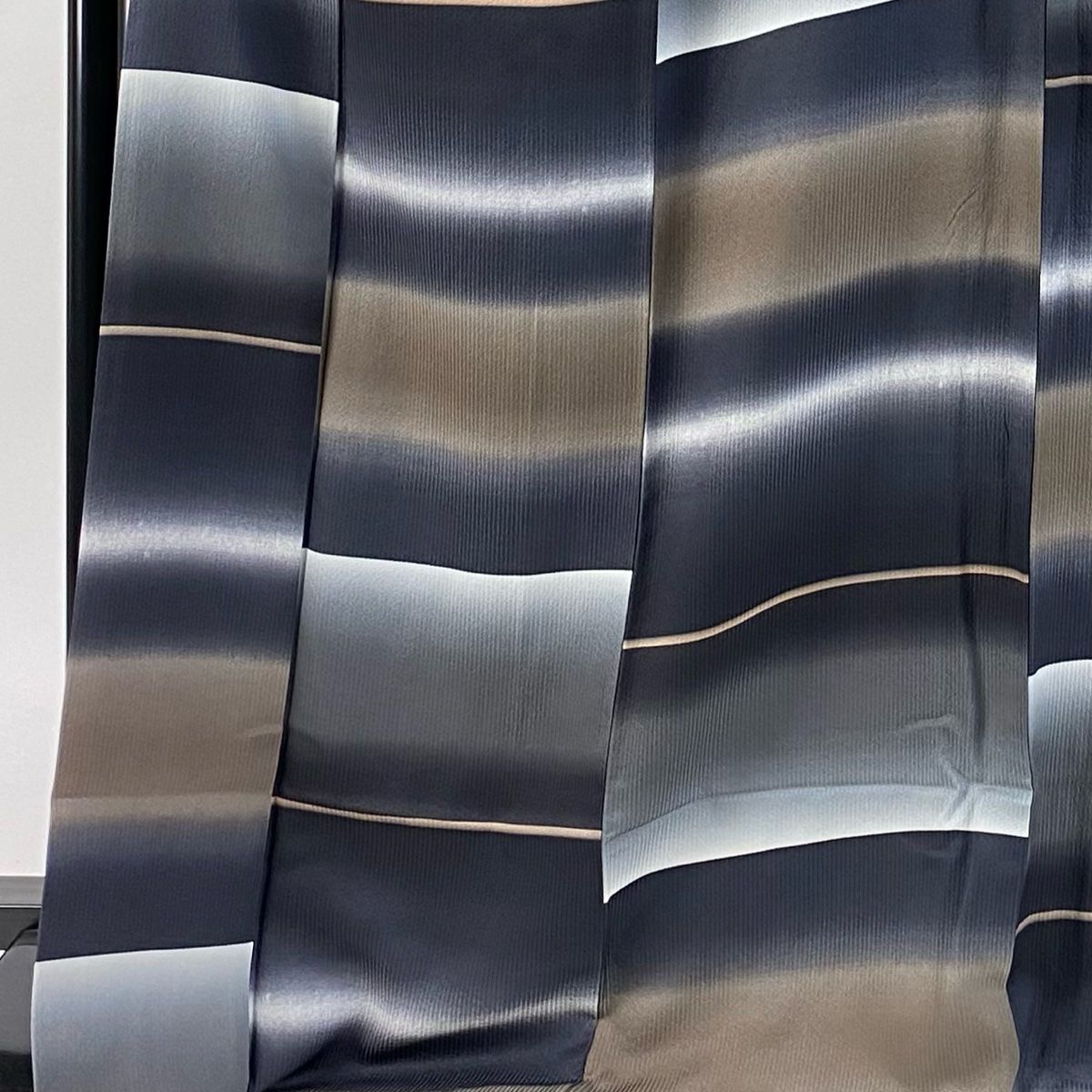 小紋 身丈170cm 裄丈69.5cm L 袷 斉藤上太郎 やまと 落款 段縞 ぼかし 黒灰 正絹