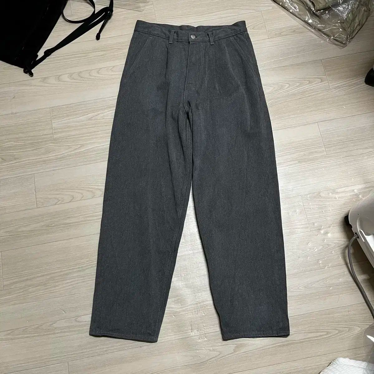 1 グラフペーパー カラー RESONANCE pt.1 The Past Ver. ツータック テーパード パンツ グレー