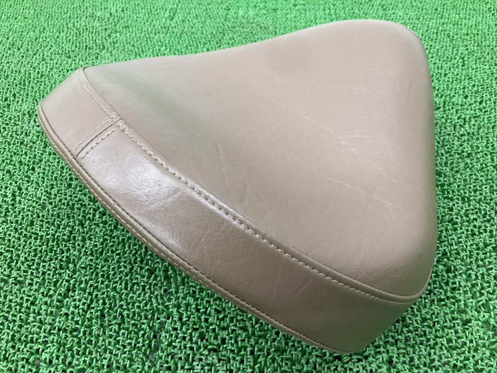 ドラッグスター250 フロントシート 茶 5JX ヤマハ 純正 中古 バイク 部品 VG05J メインシート コンディション良好 破れ無し 品薄 38 ドラッグスター250 フロントシート 茶 5JX ヤマハ 純正 バイク 部品