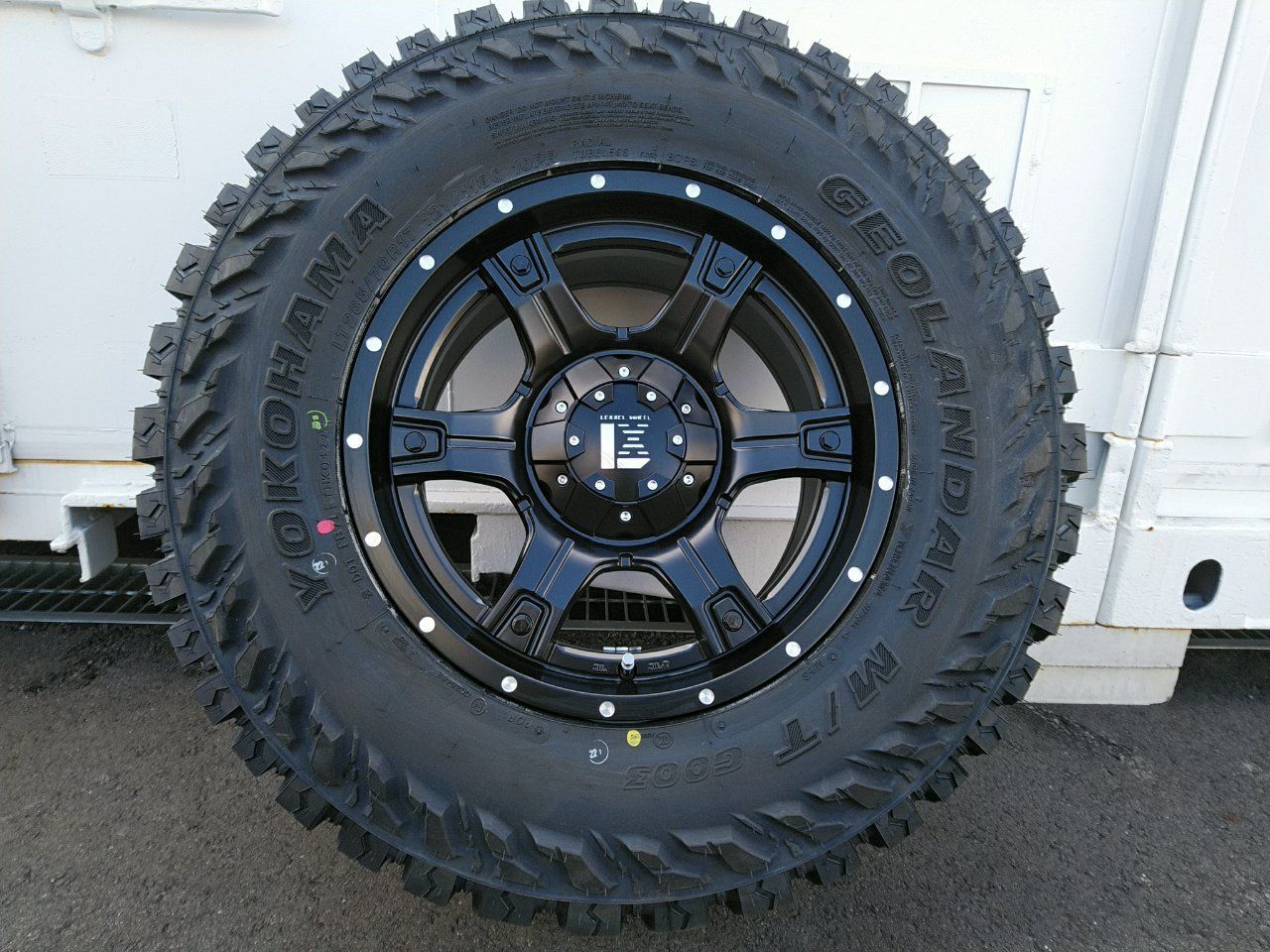 サーフ プラド ハイラックス FJクルーザー タイヤホイールセット ヨコハマ ジオランダー M/T 265/65R17 265/70R17  285/70R17 OutLaw 17インチ 新品4本セット - メルカリ