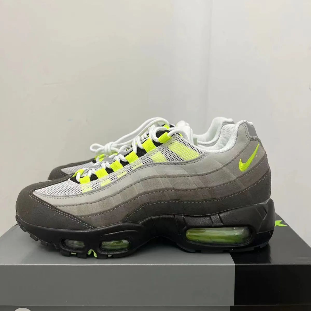 新品未使用ナイキ Nike Air Max 95 OG Neon レディース  スニーカー