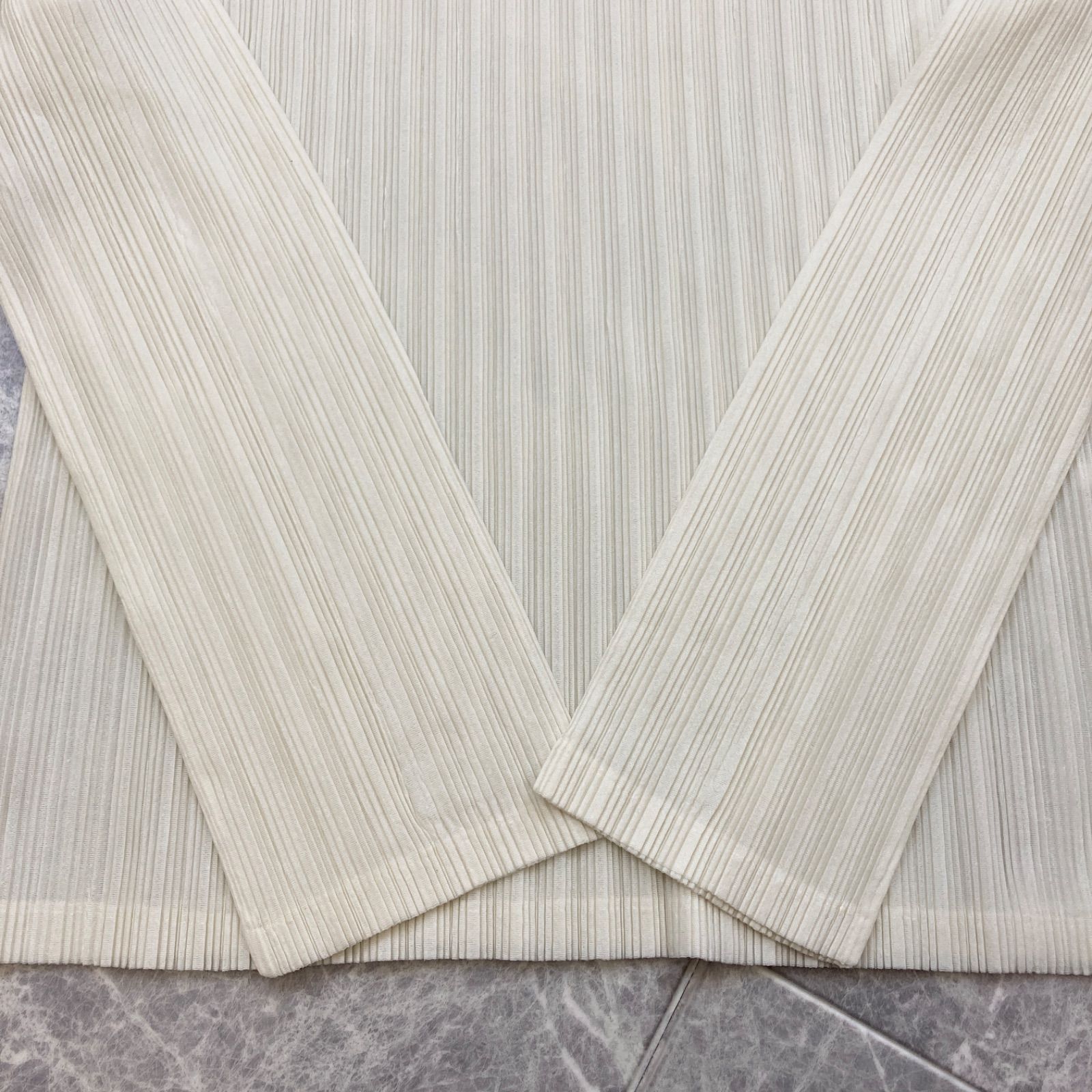 美品　PLEATS PLEASE ハイネック　プリーツ　トップス　アイボリー　3 ✨美品✨ PLEATS PLEASE プリーツプリーズ 長袖 ハイネック
