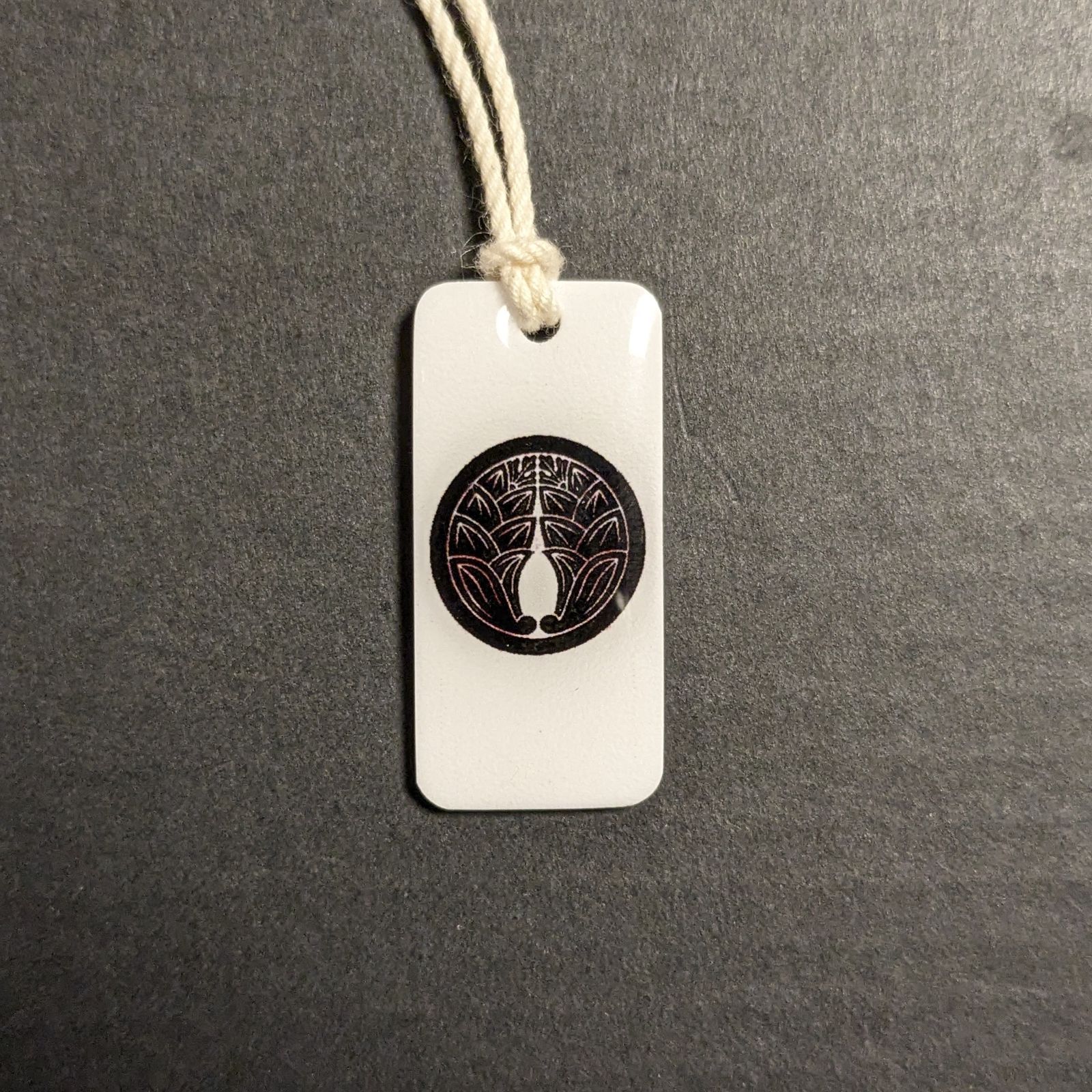 【ハンドメイド】家紋「丸に抱き茗荷」チャーム•ストラップ