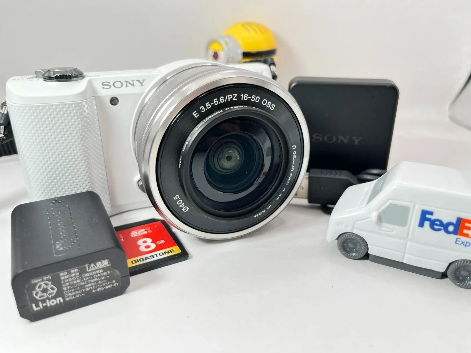 SONY α5000 ミラーレス一眼 ホワイト E 16-50mm Amazon | SONY α5000 パワーズームレンズキット(ホワイト／デジタル