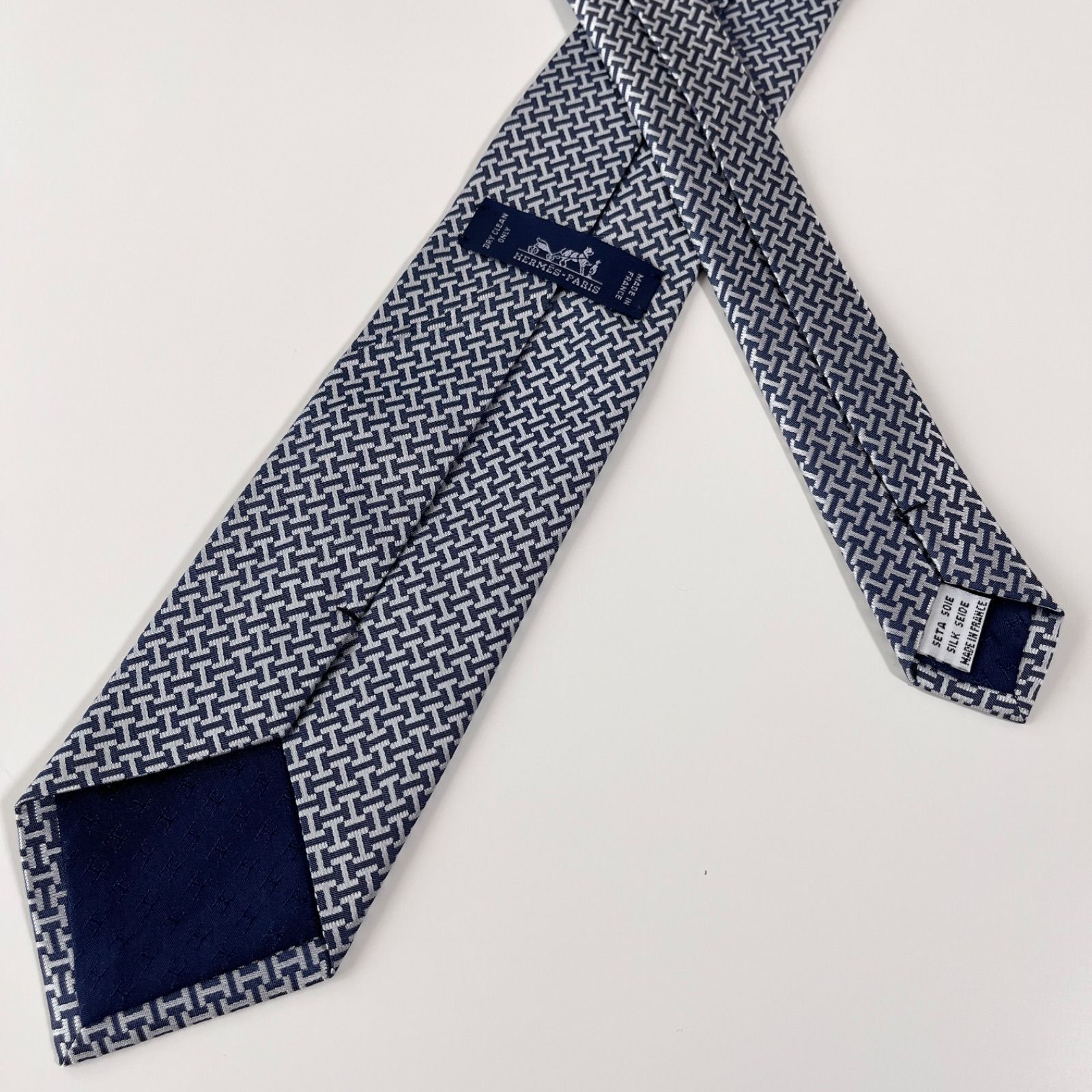 美品 HERMES エルメス ネクタイ グレー シルク100% 美品 HERMES エルメス ネクタイ シルク100% ライトグレー H柄