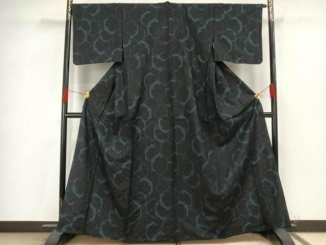 平和屋着物▽上質な紬　単衣　亀甲文様　黒地　正絹　逸品　未使用　AAAV8456fy 平和屋着物▽上質な紬 単衣 亀甲文様 黒地 正絹 逸品 未使用