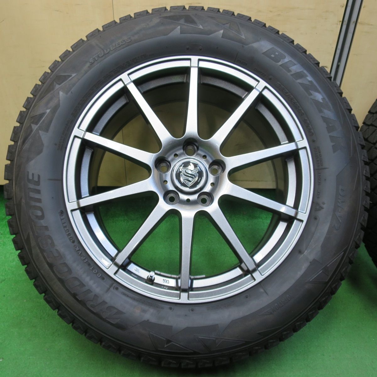 *送料無料* バリ溝！キレイ！9分★スタッドレス 235/65R18 ブリヂストン ブリザック DM-V2 社外 アルミ 18インチ PCD114.3/5H★4090309イス