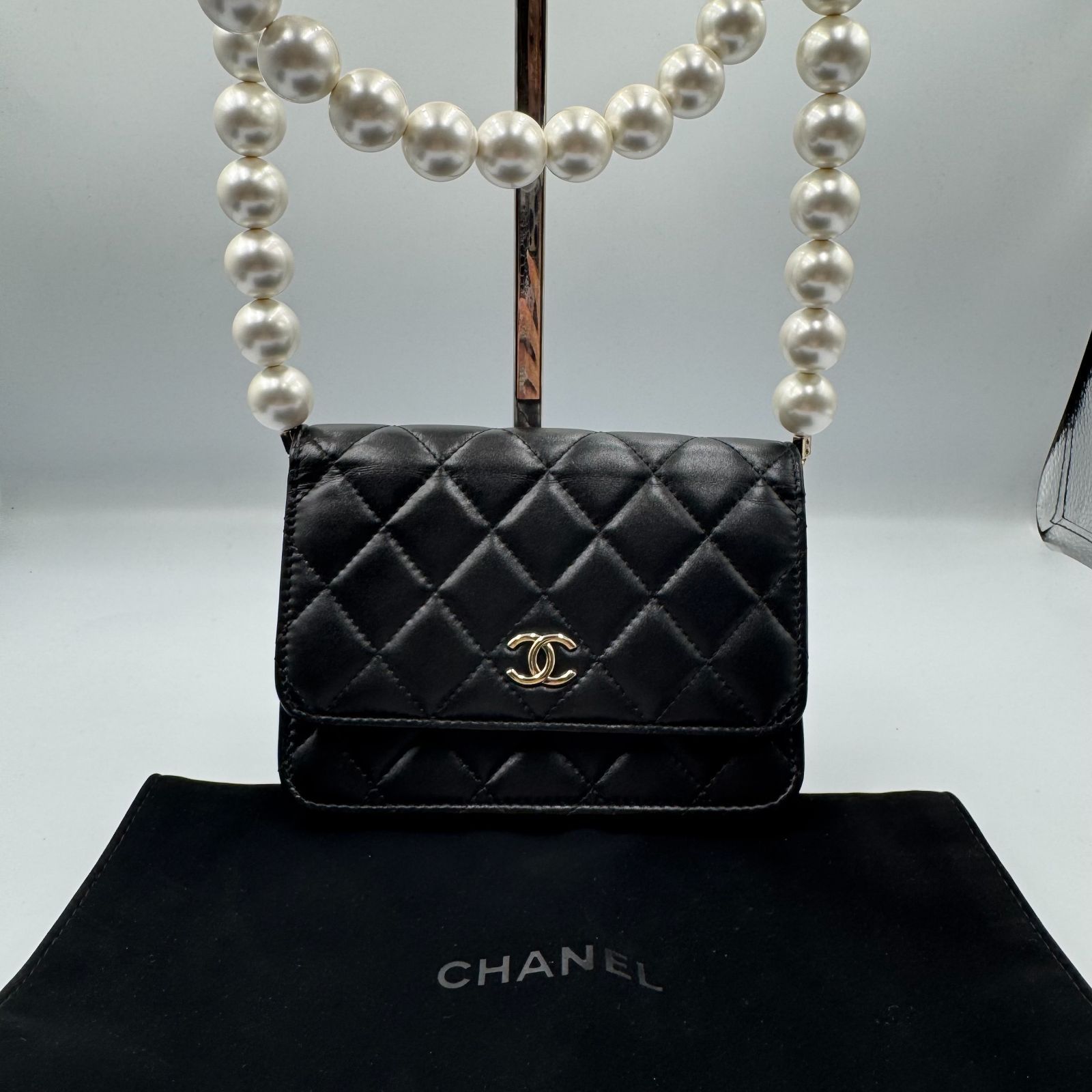 【25P！パールが美しい】 CHANEL チェーンウォレット ブラック チェーンウォレット - シャイニー ラムスキン & コスチューム