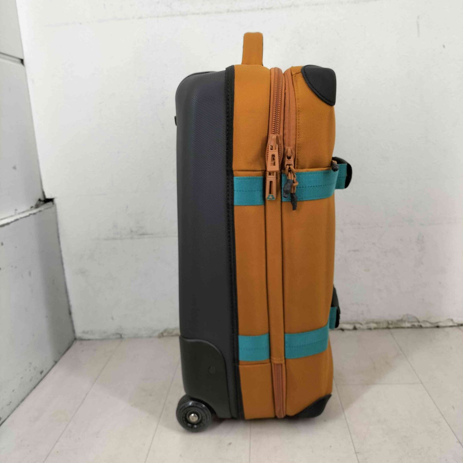 メルリュウ　バートン　ウィーリー フライト デック 38L トラベルバッグ Wheelie Flight Deck 38L Travel Bag | Burton.com Winter 2023 US