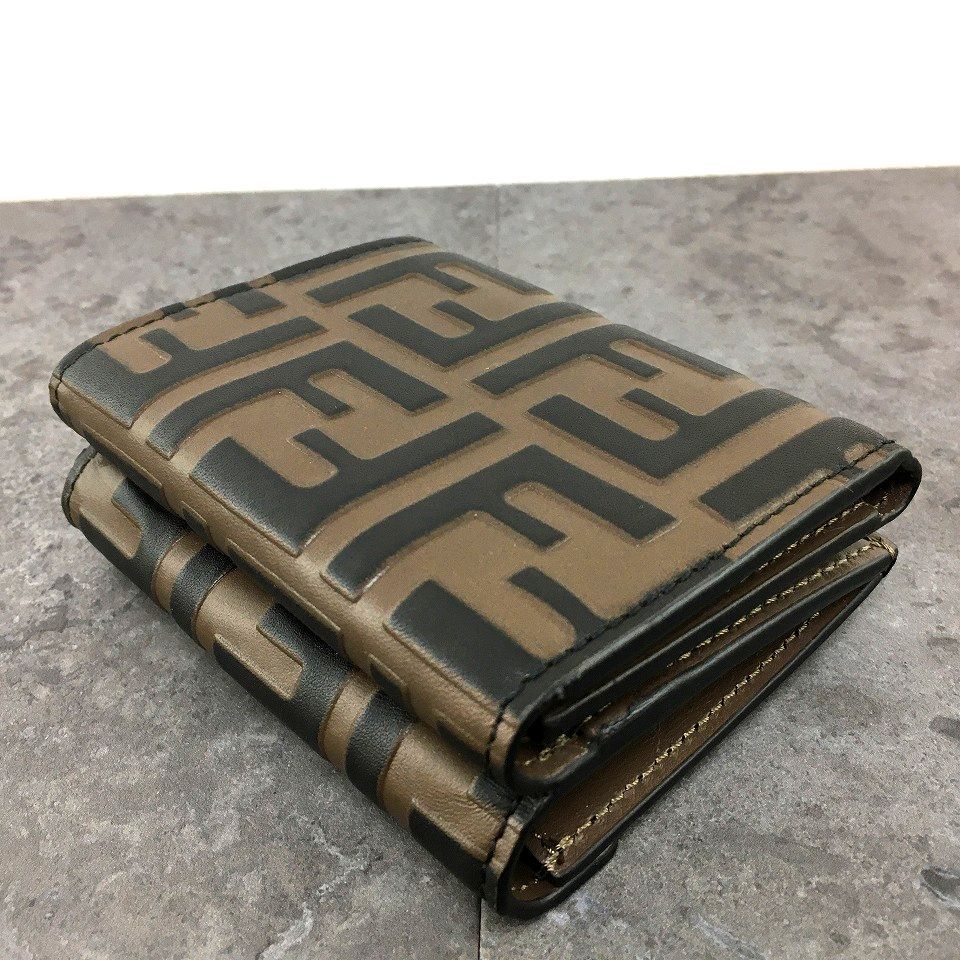 送料込み！ 極美品 FENDI コンパクトウォレット 8M0480 ズッカ 三  