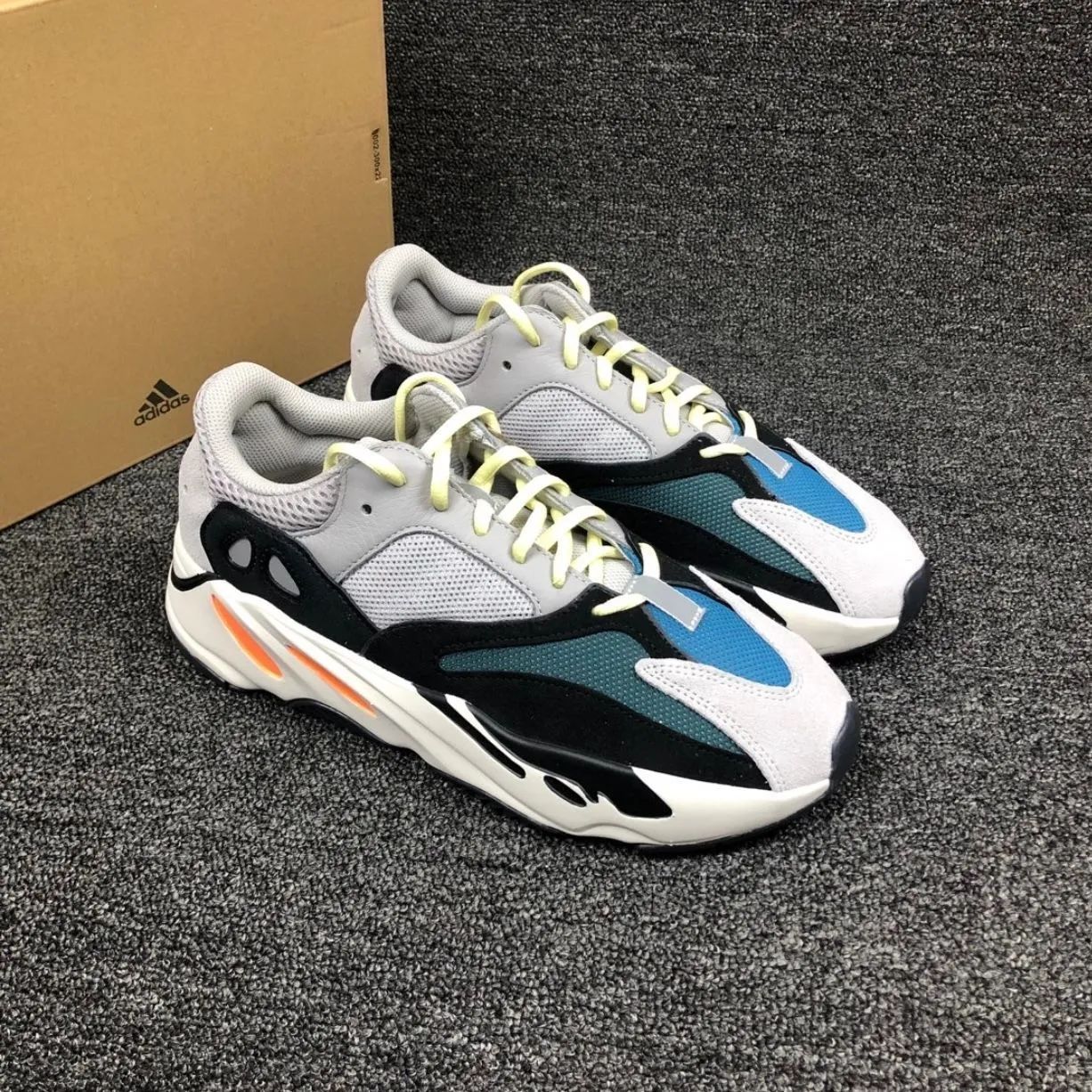 新品未使用 B75571 男女兼用 adidas YEEZY Boost 700 