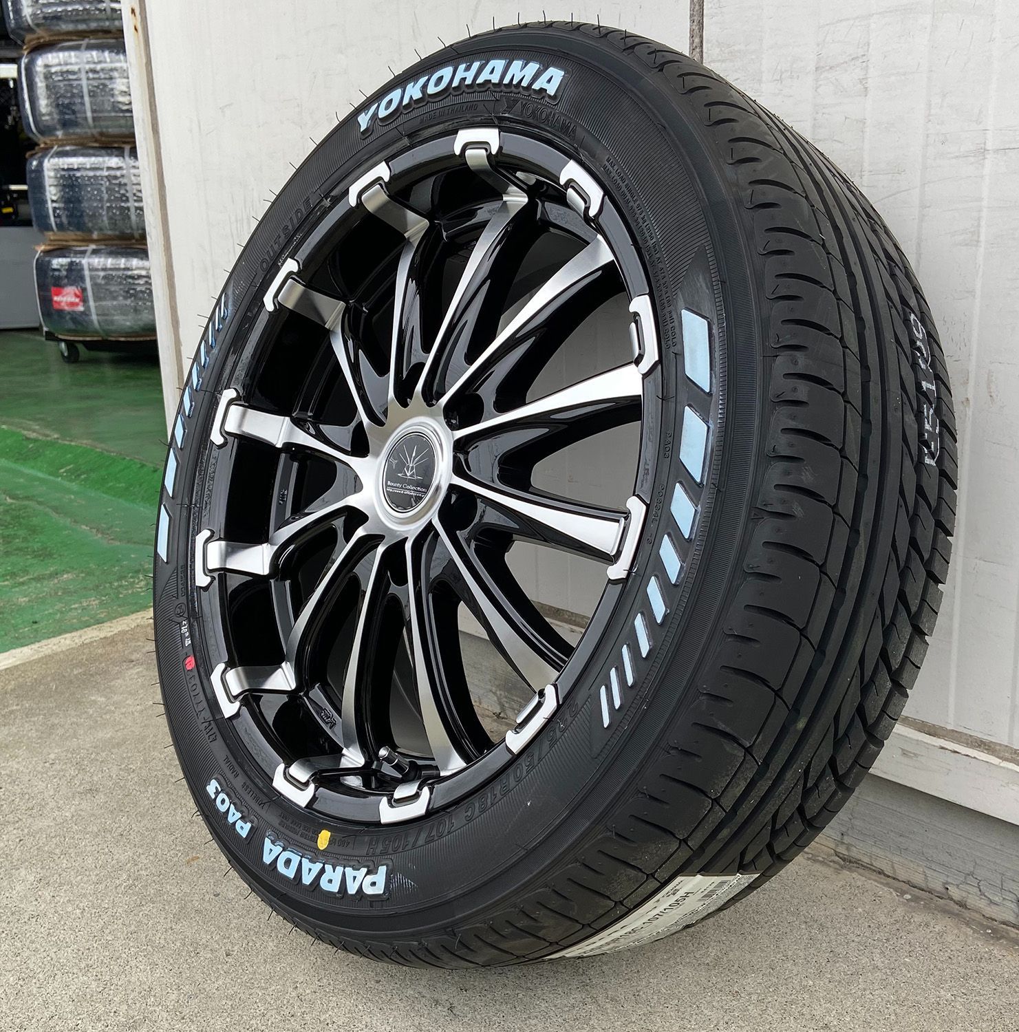 車検対応 200系 ハイエース レジアスエース 18インチ タイヤホイールセット ヨコハマ パラダ PA03 225/50R18 107/105  ホワイトレター BountyCollection bd12 ブラックポリッシュ スポークタイプ ドレスアップタイヤ - メルカリ