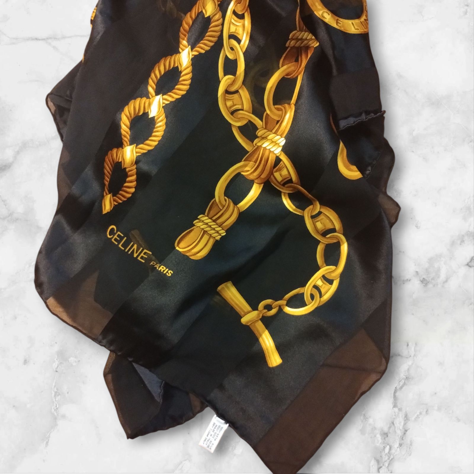【美品】【セリーヌ】ロゴ チェーン柄 総柄 ゴールド色 大判スカーフ シルク CELINE セリーヌ シルクスカーフ 黄金 ゴールド チェーン柄