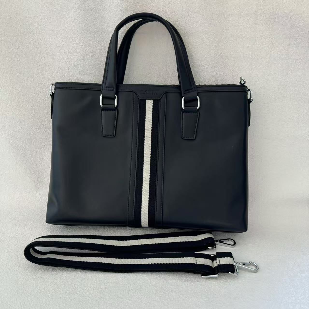 BALLY ビジネスバッグ ブラック 大容量 - メルカリ 