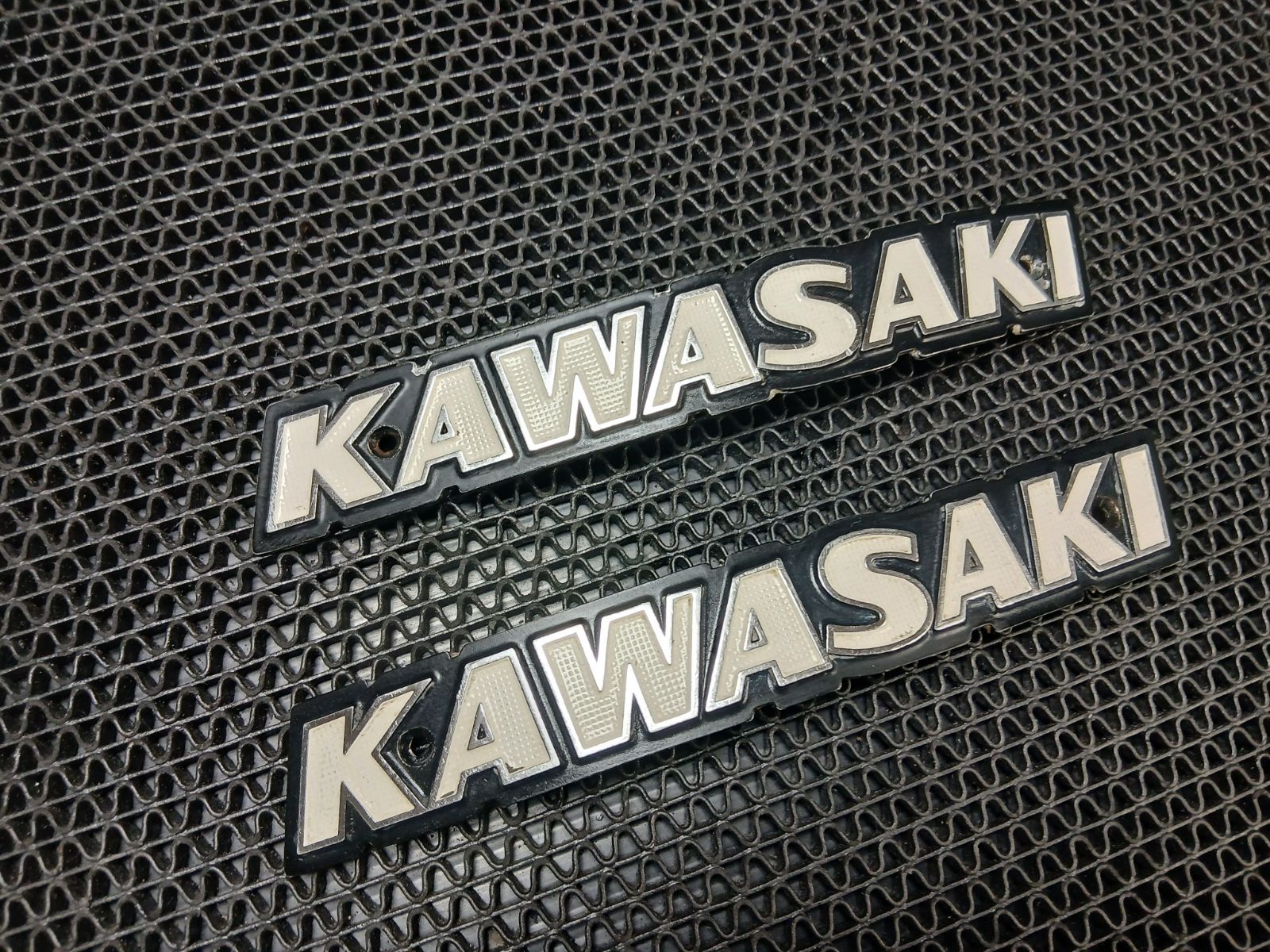 カワサキ W3 ガソリンタンクエンブレム左右 状態良（650-RS 昭和48年