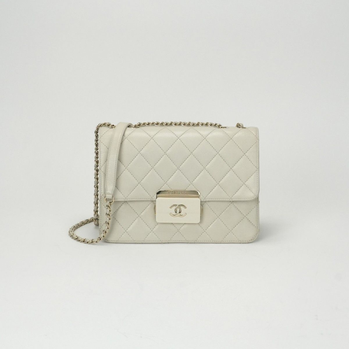 シャネル CHANEL ビューティーロック マトラッセ バッグ ショルダーバッグ ラムスキン ライトベージュ ゴールド金具 チェーンショルダーバッグ Wチェーン シングルフラップ