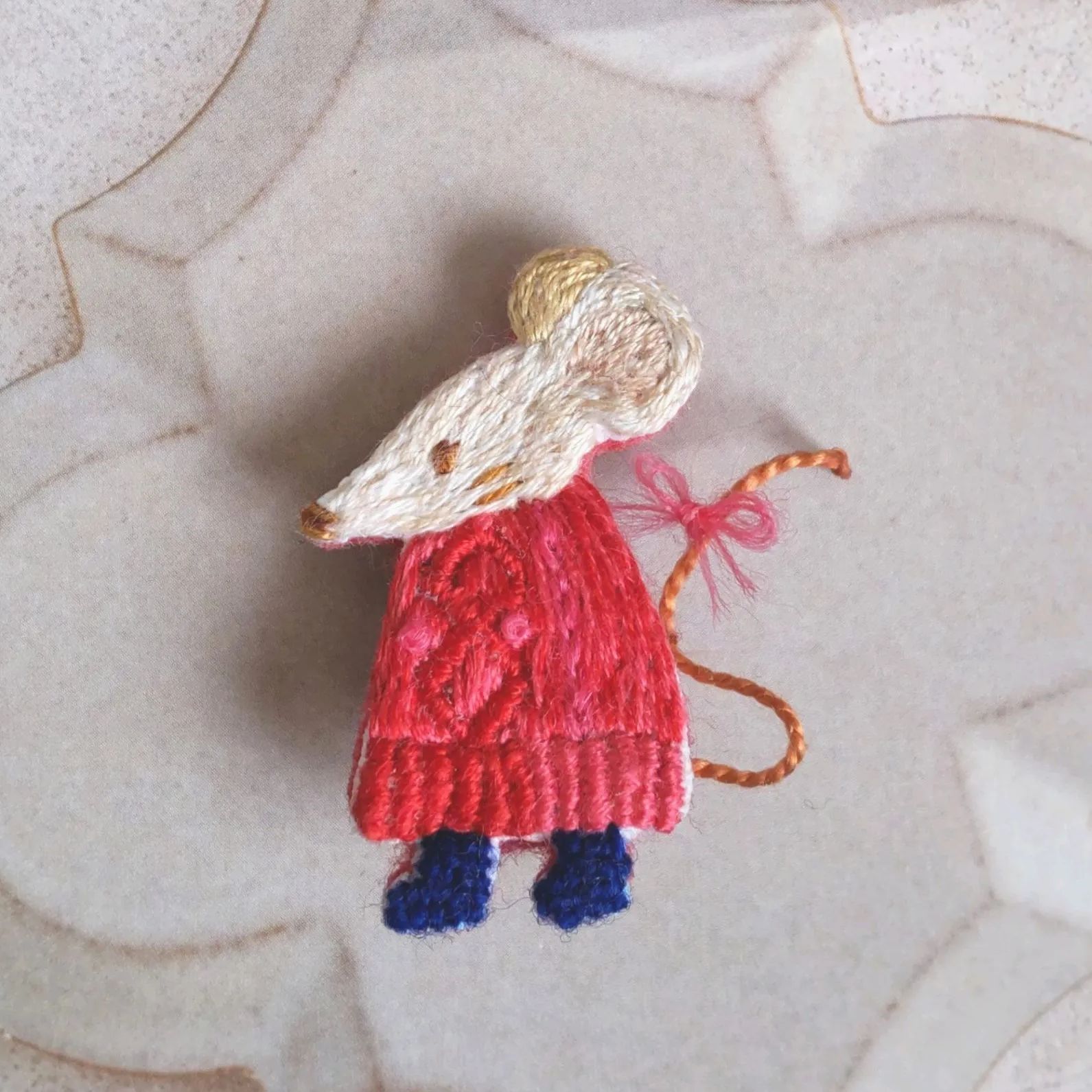刺繍ブローチ アランセーターを着たネズミの女の子 - メルカリ