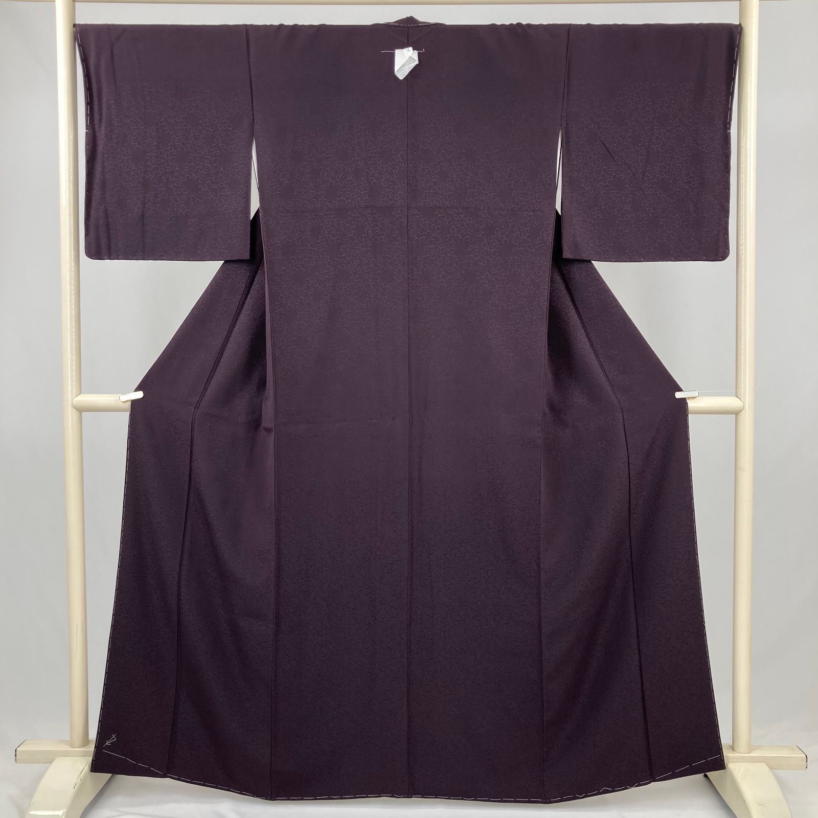 たんす屋 着物 リユース着物 色無地 濃紫 セミフォーマル 唐草 地紋 袷 絹 未洗い 身丈 158cm 裄丈 68cm MS5983