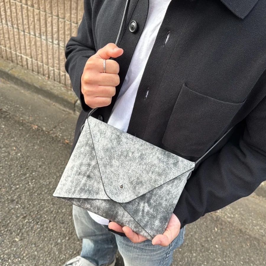 レター型ショルダーバッグ マルゴーフォグ ネロ 本革 手紙のようなデザイン レター型バッグ ギボシ留め イタリアンレザー エイジングを楽しむ レザーショルダー