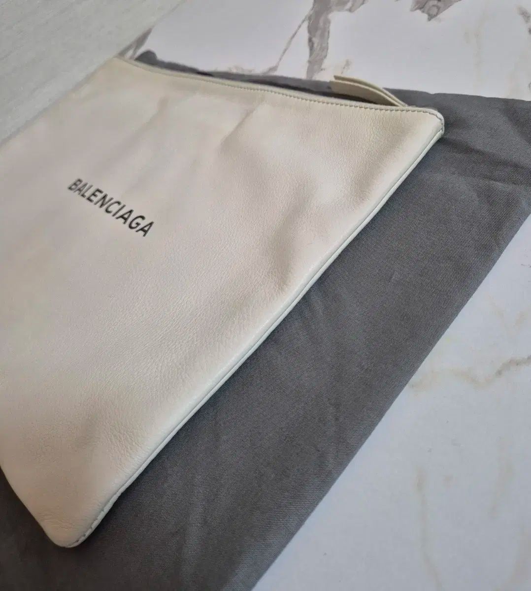 バレンシアガ クラッチバッグ 白 DECORATOM_COM_BR