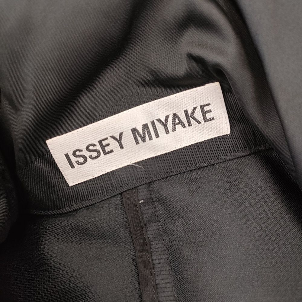 24 ISSEY MIYAKE ダウンジャケット 女優襟　チャコールきグレー ISSEY MIYAKE（ダウンジャケット）のフリマアイテム一覧