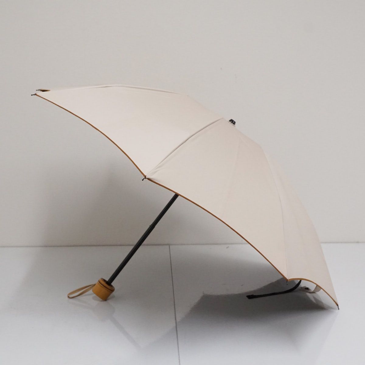 芦屋ロサブラン Rose Blanc 二段折り 完全遮光　遮熱 ベージュ 芦屋ロサブラン Rose Blanc 二段折り 完全遮光 遮熱 ベージュ