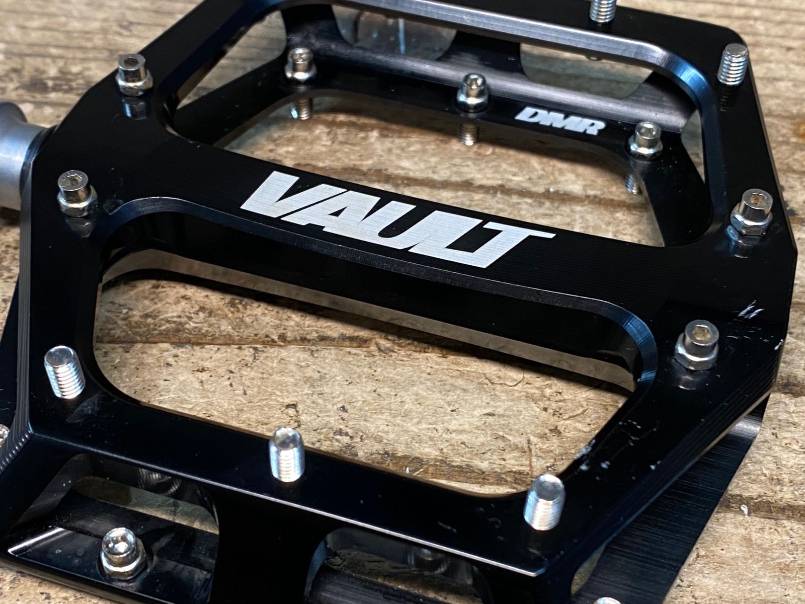 JJ158 DMR VAULT フラットペダル 黒 BRIGHTFACE_UK