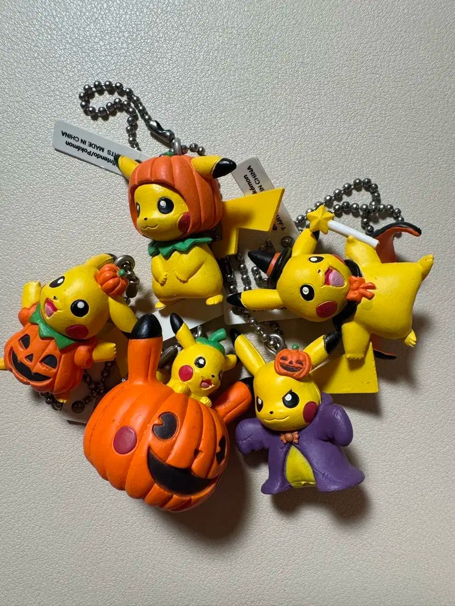 ピカチュウ ハロウィン ガチャ 5 種 ポケモン』トリック・オア・トリート！ハロウィンの仮装をした スヌーピージムショア チャーリーブラウン＆サリー エネスコ ジム