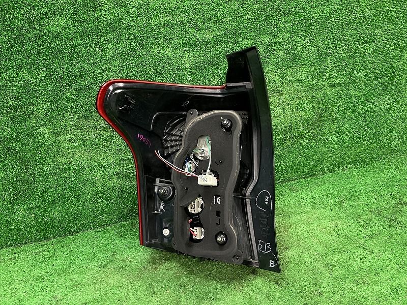 カローラフィールダー NZE164G 右テールランプ テールライト 1.5X コイト 13-102 81551-13730 9AF