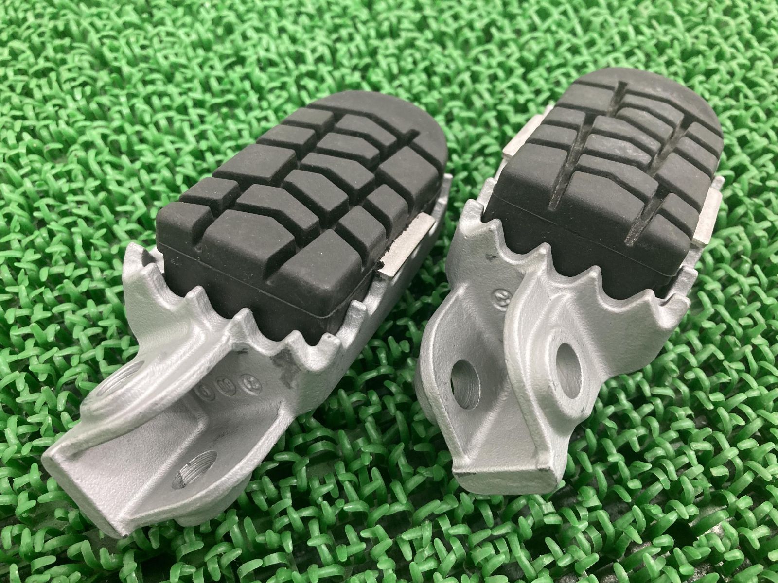 1290スーパーアドベンチャーR ステップペグ 左右 780.03.040.050/600.03.040.010 KTM 純正 780.03.040.050 600.03.040.010 【中古】 56 1290スーパーアドベンチャーR ステップペグ 左右 780.03.040.050