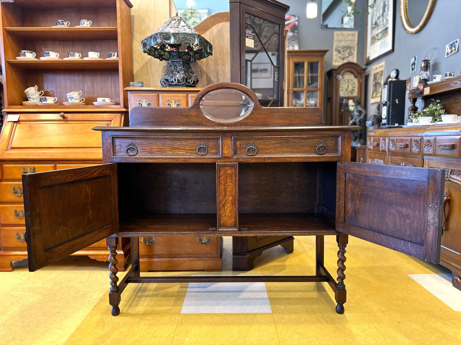 ツイストレッグミラーバックサイドボード