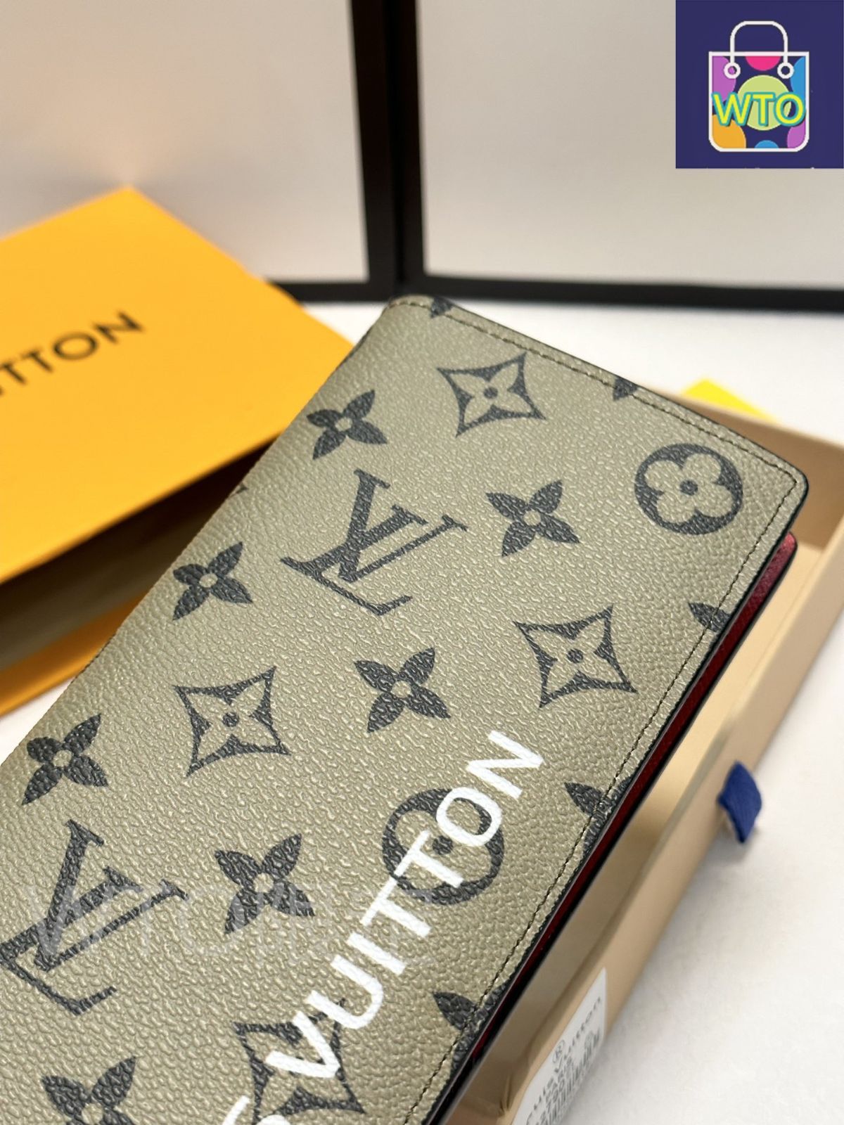 老花と赤色の長財布