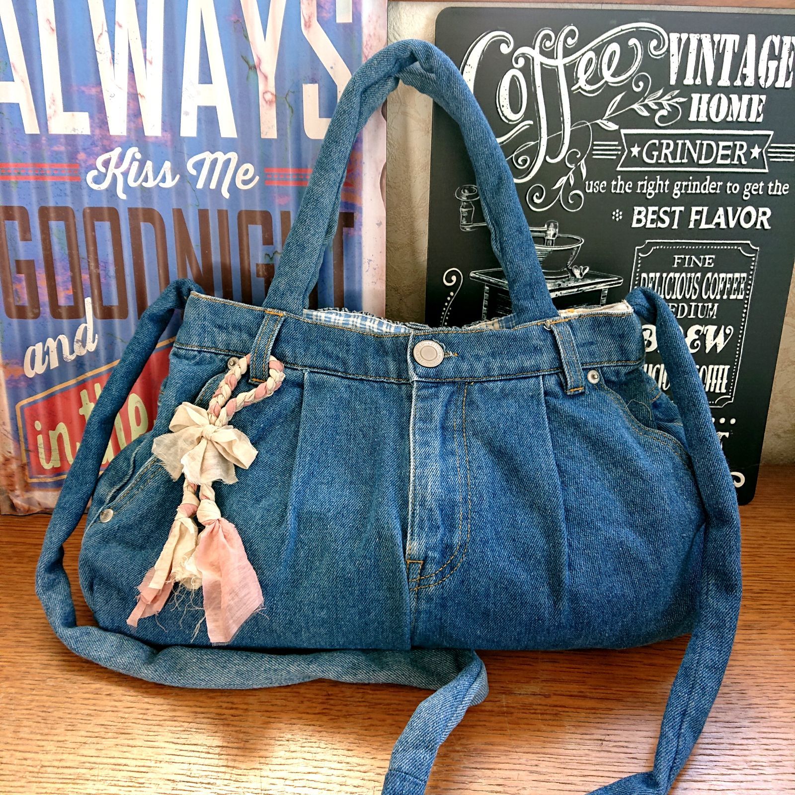 【在庫処分】USEDデニムリメイク ショルダーバッグ　トートバッグ USEDデニム(刺繍入)のリメイクショルダーバッグ((ハンドメイド