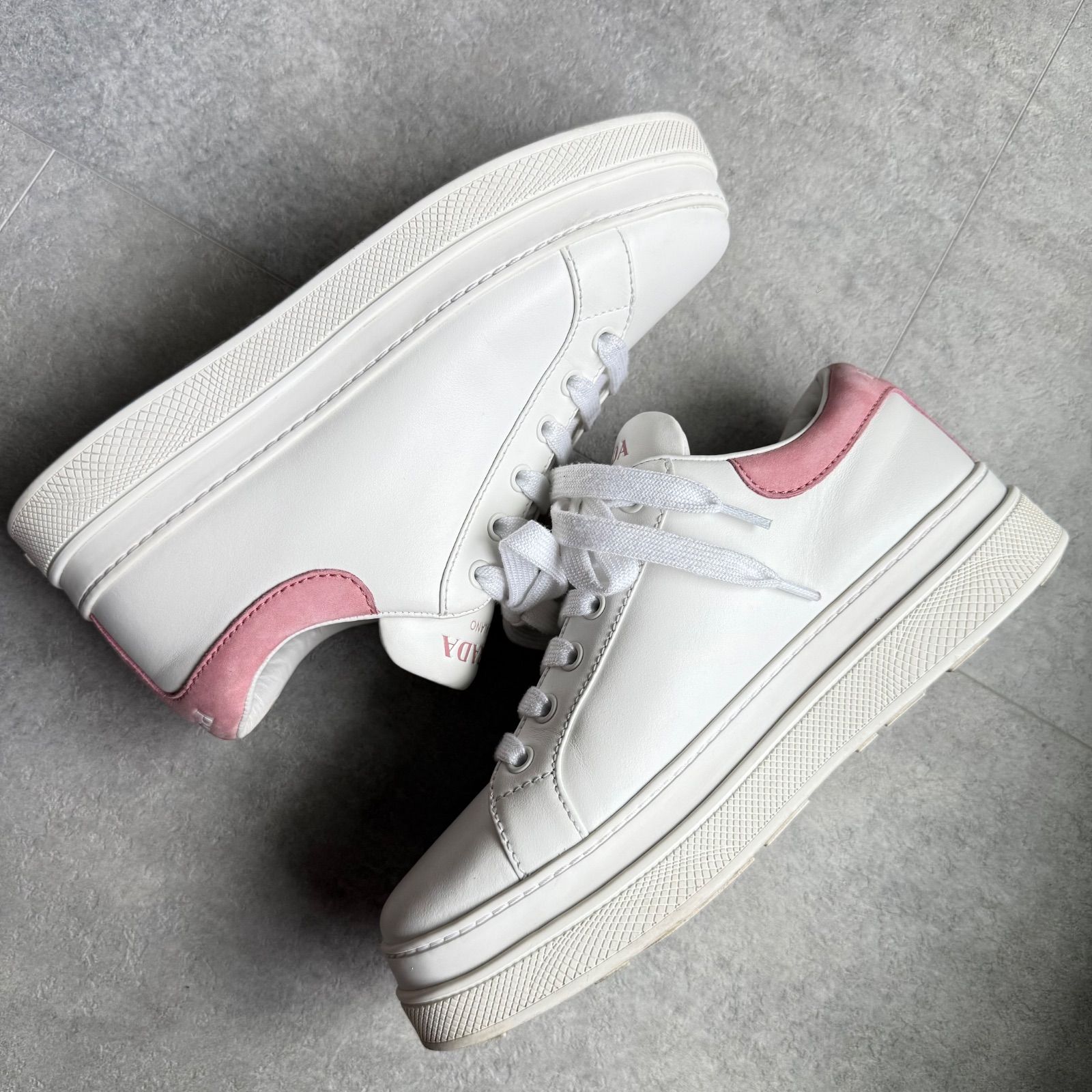 【美品】PRADA プラダ　レザースニーカー　本革　白×ピンク ロゴ入り 美品】PRADA プラダレザースニーカー本革白×ピンク ロゴ入り