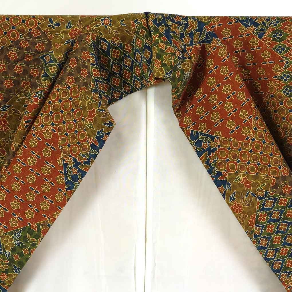 小紋 リサイクル着物 身丈161cm 裄65cm 前幅23.5cm 後幅29.5cm 袖丈49cm レディース 袷 裄Mサイズ 秋冬春用 正絹（シルク）ベージュ地 未使用品