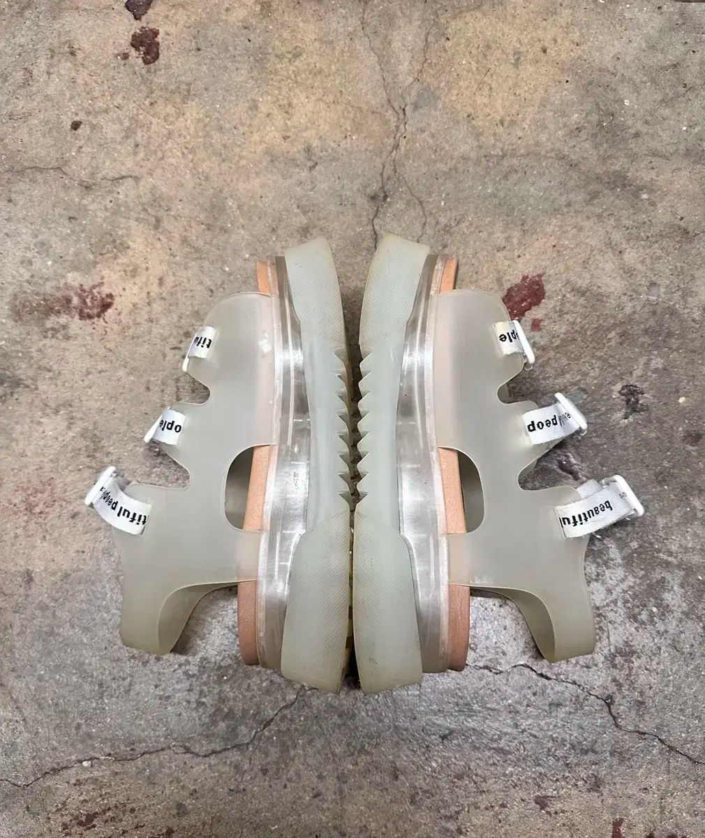 ストラップサンダル