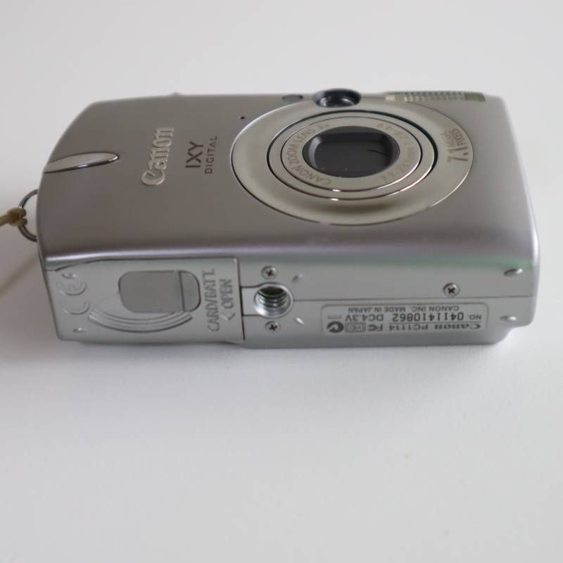 Canon IXY DIGITAL 600 シルバー 710万画素 動作品 黒点写り込みあり 