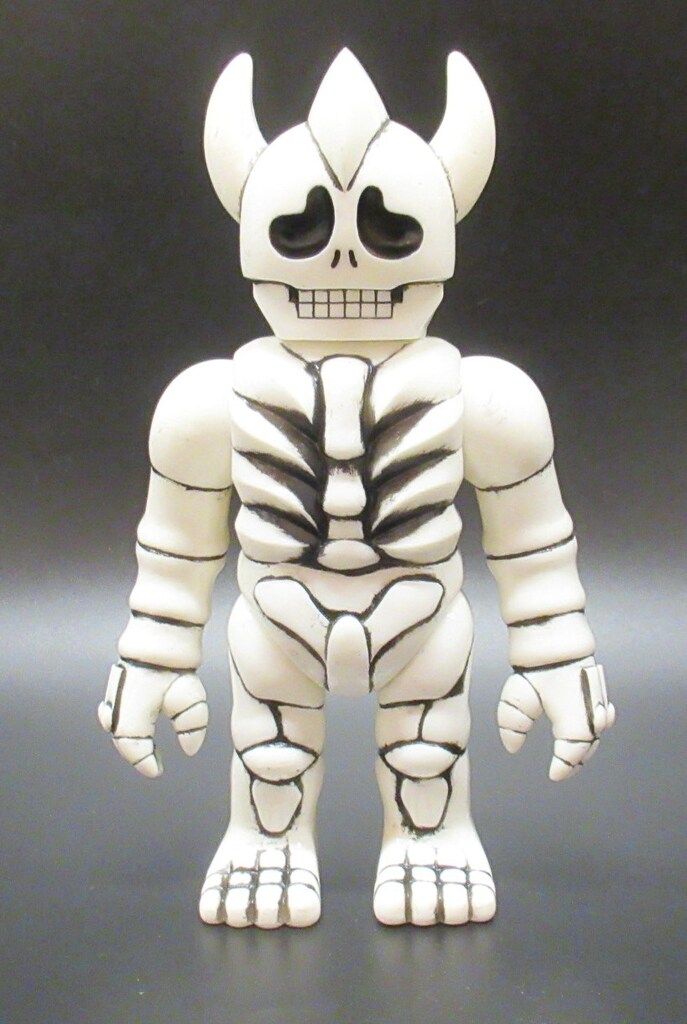 REALHEAD ドクロマニヨン (白成型/黒塗装/額ゴールド) ソフビ リアル