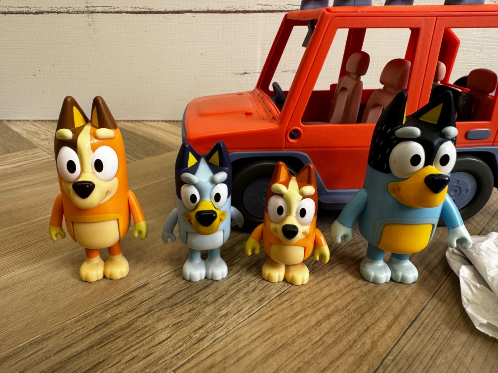 Bluey Heeler Family 4WD車両とフィギュア4個パック - メルカリ