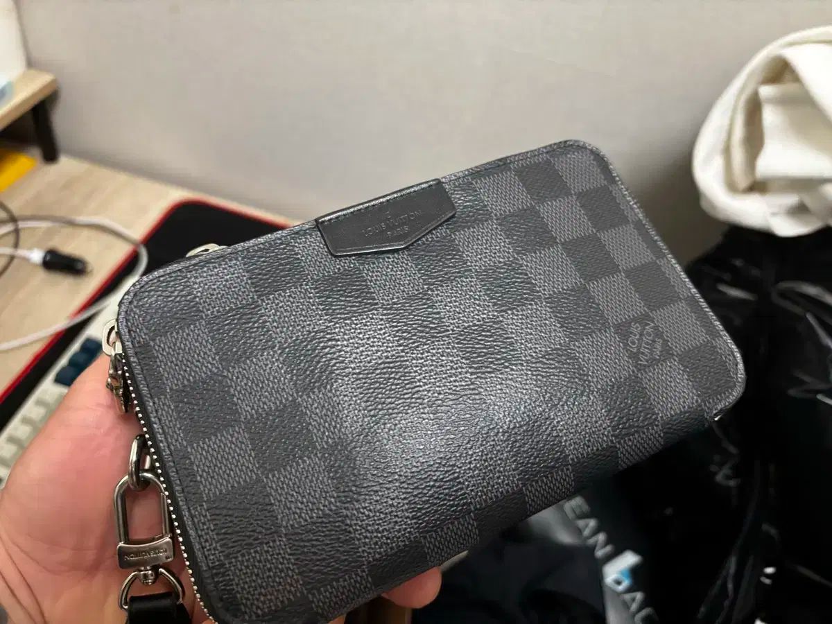 ルイヴィトン　アルファ・ウェアラブルウォレット　NV モノグラム・シャドウ アルファ・ウェアラブルウォレット NV モノグラム・エクリプス｜ルイ