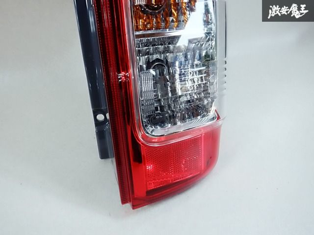 【美品　送料無料】トヨタ 200系ハイエース純正後期テールランプ　左 ※新車外し 新車外し】【送料無料】トヨタ 200系ハイエース純正後期