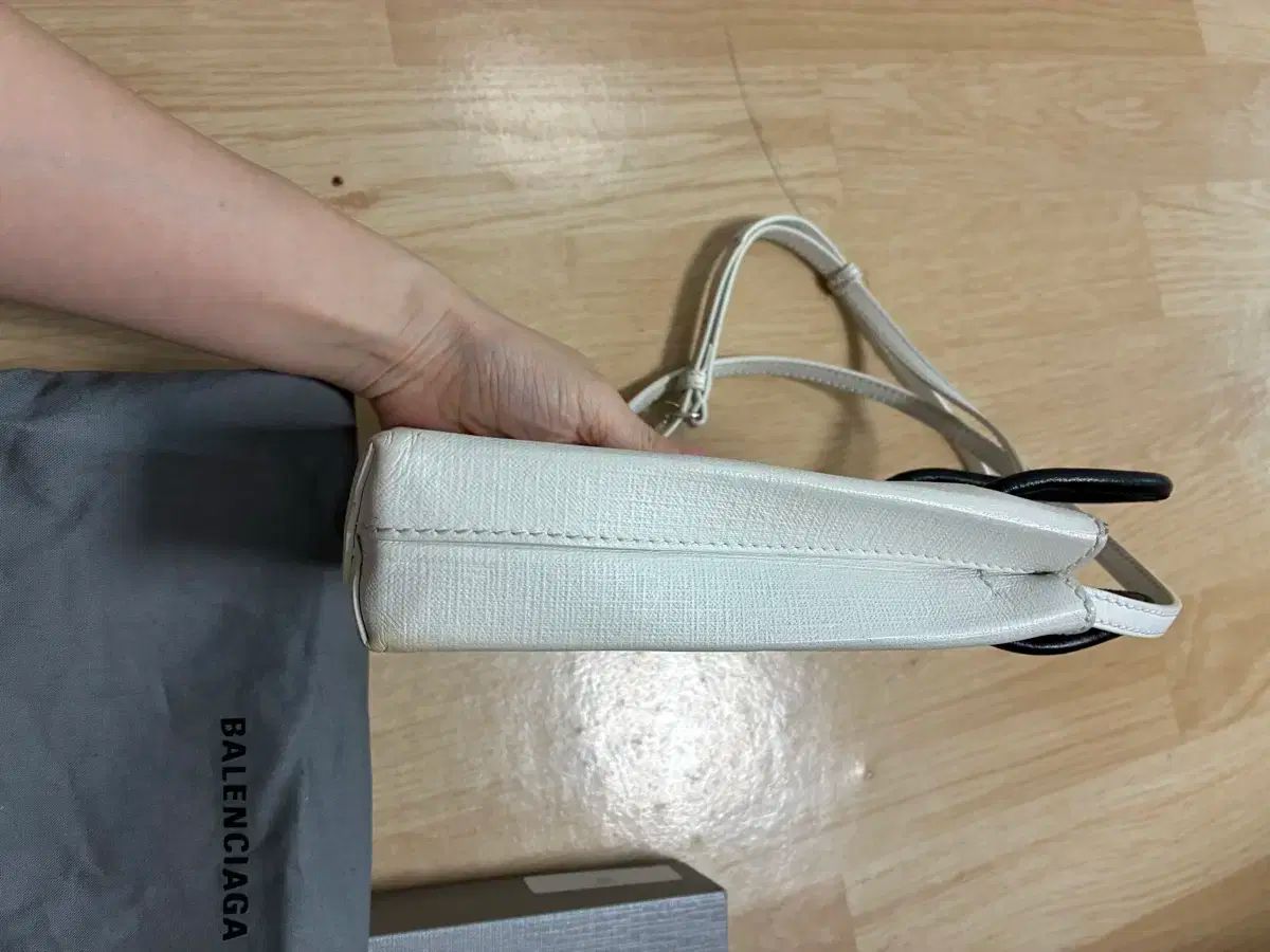 バレンシアガ電話ホルダーバッグ