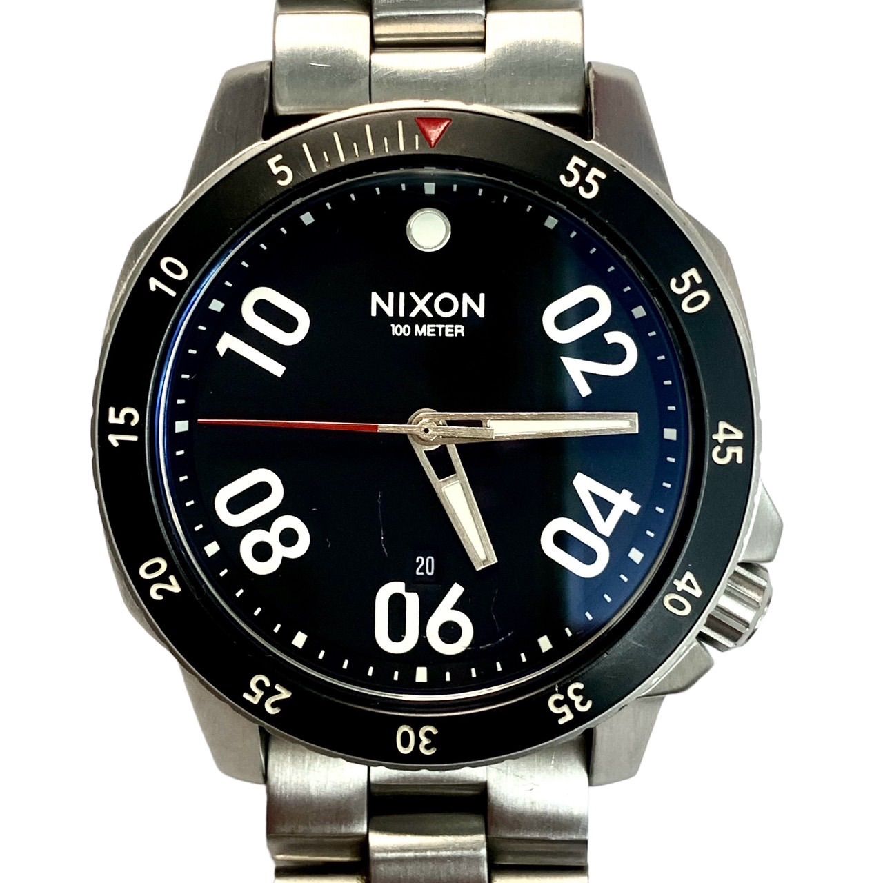 極美品⭐️NIXON RANGER】100m 防水 ニクソン レンジャー インデックスのデザインがかっこいい 小さな小窓のデイトもオシャレ  ビジネスからアウトドアまで広いフィールドで活躍するデイリーユースな一品 A506 （AYA） - メルカリ