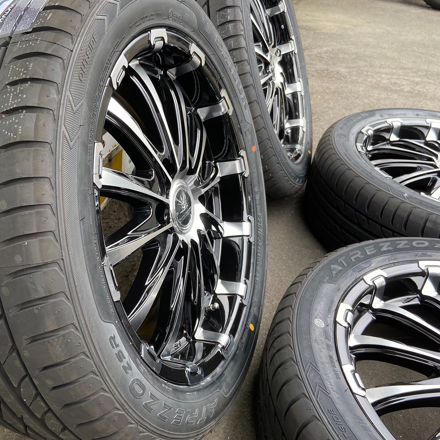 軽快な ハイエース 200系 18インチ タイヤホイールセット 4本セット 特選タイヤ 225 50R18 BountyCollection BD12 ブラックポリッシュ スポークタイプ セット