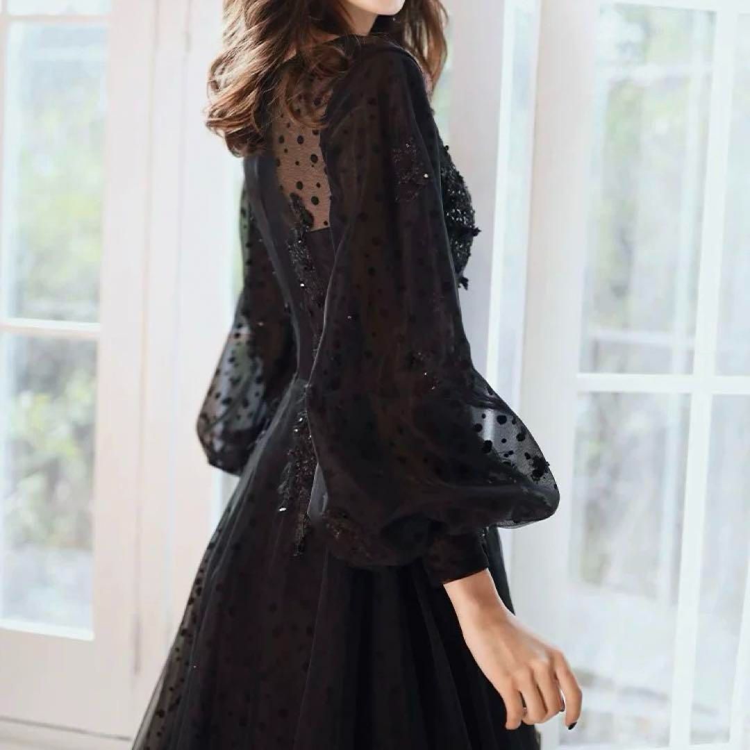 お花のデザインにドット柄のシースルーがオシャレなロングドレス