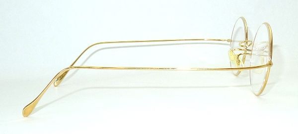 昭和天皇に献上されたフレームを復刻したデザインをベースに18金素材を