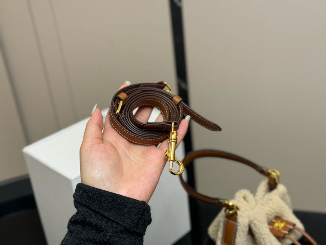 【極美品】CELINEセリーヌ　キルティングバケットハット　ブラック　XS Celine] バケットバッグ モノグラムデザイン - 折り畳みボックス