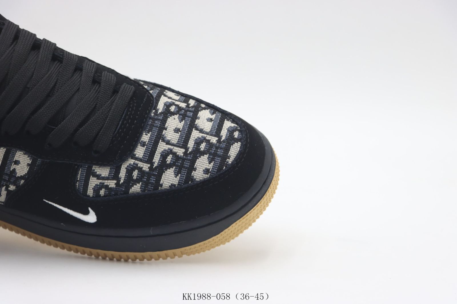 ナイキのスケートシューズ 黒と茶色